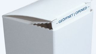 Der Originalitätsverschluss in den Varianten Fischgrätperforation und Ritzung/ Gegenritzung an den Staublaschen vereint die Einfachheit einer Standardfaltschachtel mit einer Erstöffnungsgarantie, die  den Gesetzesanforderungen entspricht und trotzdem eine hohe Benutzerfreundlichkeit bietet. (Bild: August Faller)