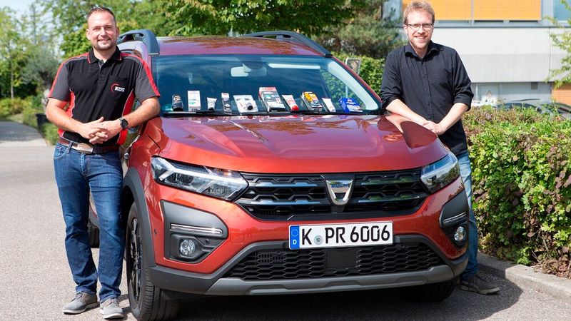 Die Tester von KÜS und „Auto Bild“ nahmen zehn Kratzerpolituren in der Preisspanne zwischen 6,09 und 20,99 Euro unter die Lupe.(Bild:  KÜS/Sveinn Gunnar Baldvinsson)