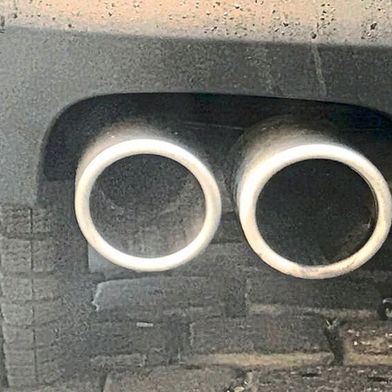 Klassisches Abgas könnte auch über das Jahr 2030 hinaus aus Neuwagen entweichen. Das komplette Verbrenner-Aus steht endgültig vor dem Aus. (Bild: Seyerlein)