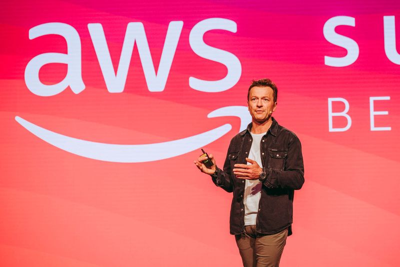 „AWS Aurora ist unser am schnellsten wachsende Service“, erklärt Klaus Bürg, der Managing Director für die DACH-Region. (© Amazon)