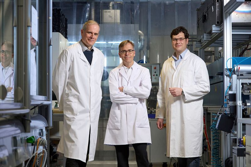 Die Gewinner des Joseph-von-Fraunhofer-Preises 2025: Dr. Holger Althues, Prof. Dr. Stefan Kaskel und Dr. Benjamin Schumm (v. l.) vom Fraunhofer IWS. (Bild: Fraunhofer/Piotr Banczerows)