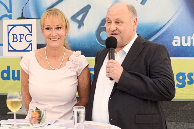 Am Vorabend der Diplomübergabe waren Sylvia Gerl und Helmut Peter Gastgeber des Sommer-Branchenabends. (Rehberg / »kfz-betrieb«)