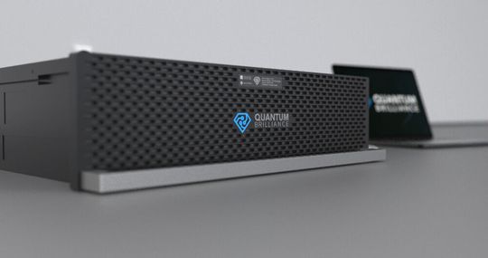 „Quantum Brilliance Gen1“, ein quantenmechanischer Beschleuniger des australisch-deutschen Startups Quantum Brilliance, ist bereits kommerziell erhältlich.(Bild:  Quantum Brilliance)