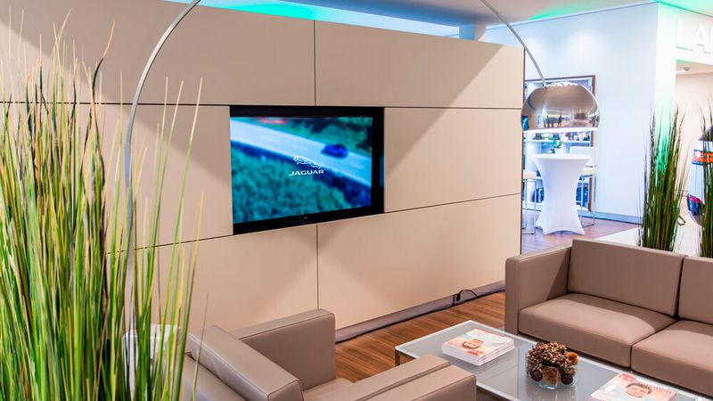 Die Kundenzone lädt zum Verweilen ein. (Bild: Jaguar Land Rover)