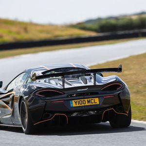 So eindrucksvoll die Beschleunigung auf der Geraden auch sein mag, noch spektakulärer souverän verhält sich der McLaren in Kurven.(Bild:  McLaren)