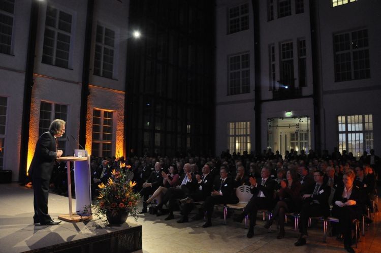 Mehrere hundert Gäste lauschten den komödiantischen Ausführungen des Kolumnisten. (Foto: Richter)
