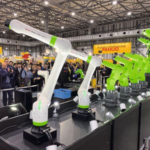 Die beiden weissen Leichtbauroboter ergänzen die bestehende grüne CR-Baureihe an kollaborativen Robotern von Fanuc. 