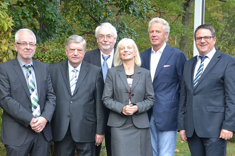 Vorstand und Geschäftsführung signalisierten Geschlossenheit: Karl Kleba, Horst Hohlhammer, Wilfried Blöbaum, Antje Woltermann, Ulrich Fromme (als ZDK-Vertreter) und Karl Jungkeit. (Foto: Mauritz)