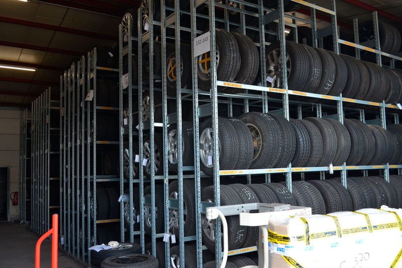 Über 1.500 Rädersätze lagern auf dem Betriebsgelände. Diese Kunden bekommt der Händler zweimal im Jahr automatisch in seinen Betrieb. (Foto: Rehberg / Redaktion »kfz-betrieb«)