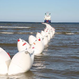ABB hat weltweit bereits mehr als 50 HGÜ-Verbindungen realisiert. Im Rahmen des Netzanschlusses „BorWin1“ hat das Unternehmen in Deutschland erstmals 125 Kilometer HGÜ-Kabel im Meer verlegt. Bild: ABB/transpower