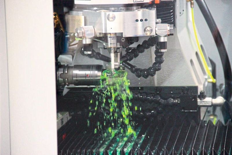 Die Vpulse 500 von Vollmer beim erodierenden Abrichten einer metallgebundenen Diamantschleifscheibe. (Königsreuther)