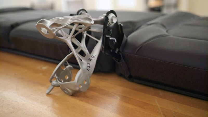 Die Software kombiniert die ursprünglichen acht einzelnen Bauteile zu einem einzigen Teil. (Image courtesy of General Motors)