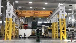 Infiltrator heißt das US-Unternehmen, das sich die beiden 8.000-Tonnen-Engel-Spritzgießmaschinen gegönnt hat, um nachhaltiger zu produzieren. Dafür brauchte es eine neue Halle und einen 135-Tonnen-Kran, der nicht nur die ebenso schwergewichtigen Spritzgießwerkzeuge handhabt. (Bild: Engel)