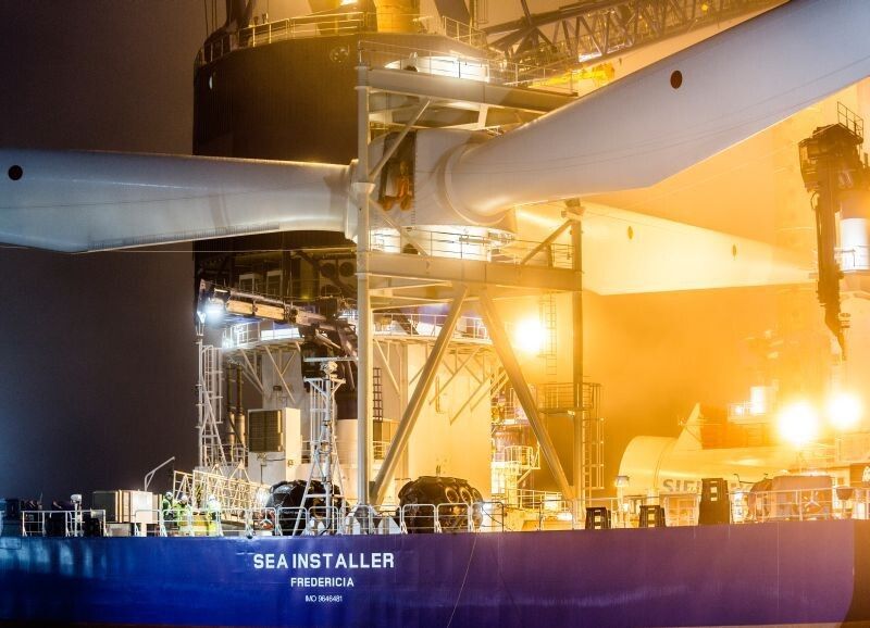 Jetzt darf nichts mehr schief gehen: Der komplette Rotor wird mit Bedacht auf einer speziellen Stahlkonstruktion auf dem Installationsschiff gehoben und für die Überfahrt befestigt. Die maximale Geschwindigkeit des SEA INSTALLER beträgt zwölf Knoten oder etwa 22 Stundenkilometer. Das Schiff bringt die Komponenten sicher an ihren Bestimmungsort: zum Demonstrationsprojekt Gunfleet Sands III von DONG Energy. (Siemens)