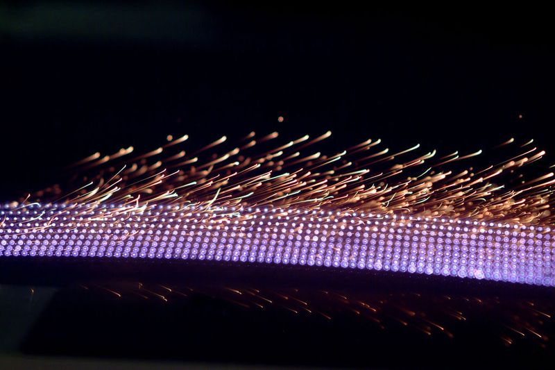 Optische Technologien sichern Wachstumskurs der Photovoltaik: Bohren einer EWT-Zelle.  (Bild: Messe München)