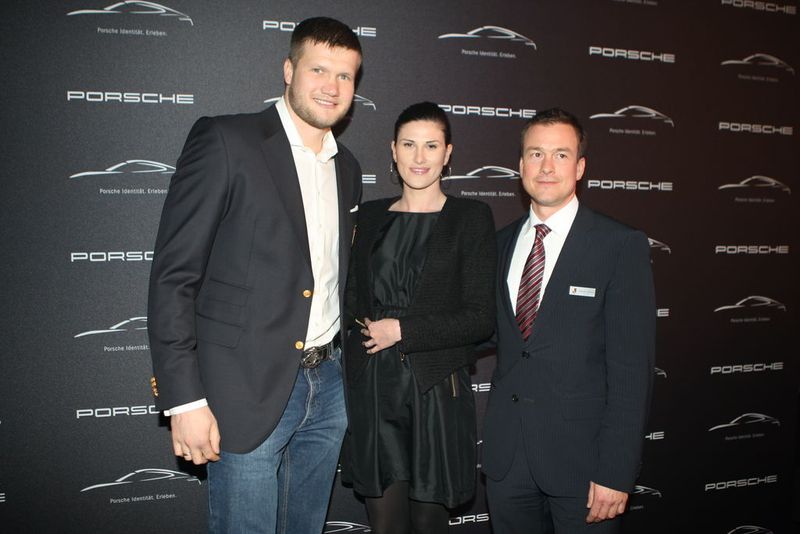Andreas Tetzloff begrüßt Schwergewichtseuropameister Alexander Dimitrenko mit Frau Vanja. (Foto: Porsche Hamburg)