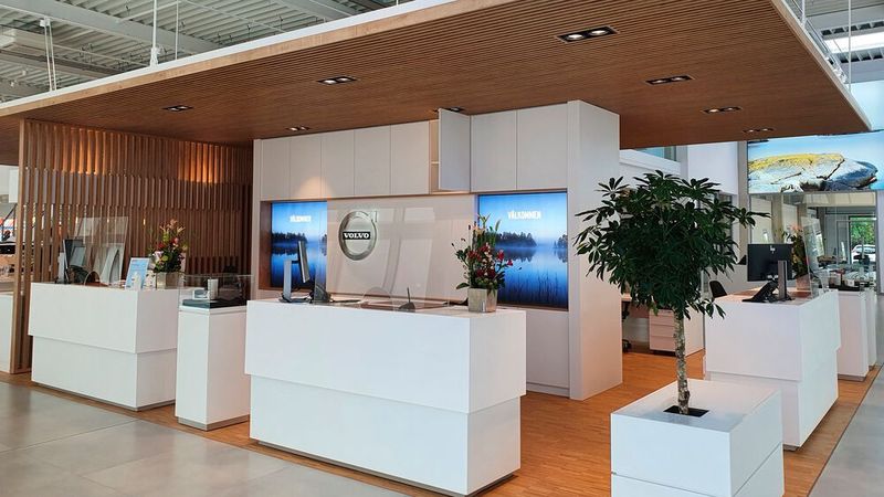 Zentrale Anlaufstelle für die Kunden, die den Betrieb betreten, ist die Empfangstheke. (Bild: Mauritz/»kfz-betrieb«)