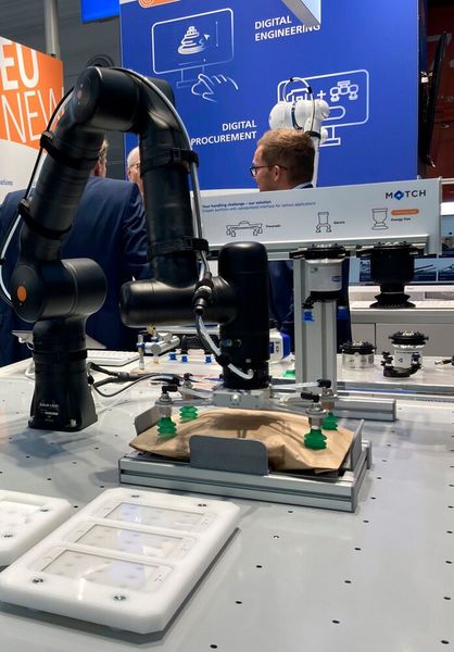 Schmalz demonstrierte an seinem Stand unter anderem den automatisierten Greiferwechsel am Roboter.  (Bild: dm)