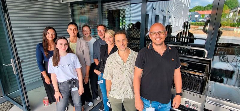 Auch bei Thomas-Krenn – Muttergesellschaft der Extra Computer – machten sich Grill-Begeisterte bereit (v. l.): Carolin Wagner, Veronika Friedl, Sarah Zeinhofer, Theresa Lagerbauer, Küchen-Chef Jan Bömisch, Nadine Maier, CEO Christoph Maier und Michael Haderer waren mit von der Partie. (Extra Computer)