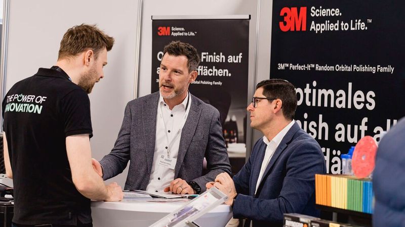 Auch 3M wird dem Ruf nach mehr Nachhaltigkeit gerecht. Zum Beispiel mit den neuen DI-NOC-Oberflächenveredelungen mit von der Natur inspirierten Designs, teilweise hergestellt unter Verwendung von bio-basierten Füllstoffen und recycelten Materialien. (Bild: Stefan Bausewein)