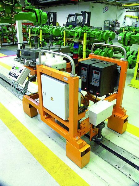 Bild 2: Der Zweifachschrauber ist mitsamt seinen Steuereinheiten und einer pneumatisch unterstützten Hubvorrichtung in einen Rollwagen eingebaut. (Archiv: Vogel Business Media)