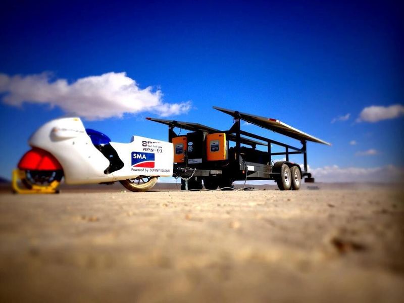 Mit einem aus Solarstrom betriebenen Elektromotorrad hat der E-Bike-Hersteller Lightning Motorcycles Mitte November einen neuen Tempo-Weltrekord für in Serie gebaute Elektromotorräder aufgestellt: 189,086 mph, also rund 304 km/h. (Foto: Lightning Motorcycles)