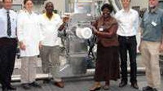 Im Food Technikum von Coperion fand im Beisein von Vertretern der PIBID die Werksabnahme
des ZSK 54 MEGAvolume PLUS zum Aufbereiten von Kochbananen zu Quellmehl für den
nährstoffreichen Matooke-Brei statt.  (Bild: Coperion)