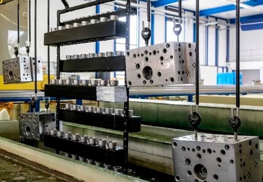 Der Galvanisierexperte FK Galvanik (Beispielbild) darf sich freuen, denn die 20 Mitarbeiter können nach der Insolvenzmeldung im September aufatmen! Unter dem fast neuen Namen FK Galvanotechnik und unter der Ägide der GMC-Gruppe geht es in Keltern nämlich jetzt weiter.(Bild:  F. Sundermann)