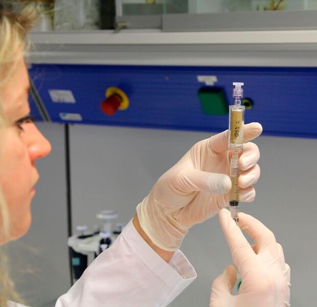 Dr. Anna Klindworth bereitet DNA-Extraktion für den Ocean Sampling Day auf Holgoland vor. (Bild: Prof. Dr. Frank Oliver Glöckner)