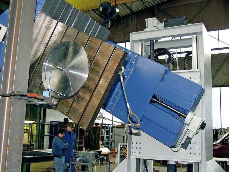 Bild 3: Die Schwenkachse des Manipulators dreht die Werkstücke um ± 200 °. Bilder: Bosch Rexroth (Archiv: Vogel Business Media)