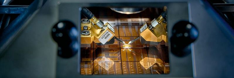 Nichts für grobe Hände: Um zu messen, wie gut sich ein Material für Hochfrequenzsignale eignet, müssen feinste Messgeräte auf die Strukturen gesetzt werden. Nichts für grobe Hände: Um zu messen, wie gut sich ein Material für Hochfrequenzsignale eignet, müssen feinste Messgeräte auf die Strukturen gesetzt werden.