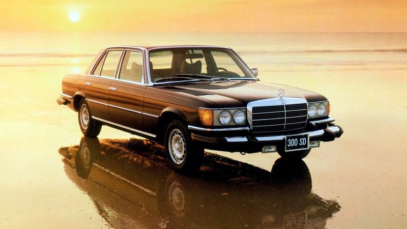Mercedes-Benz ging es um die Einhaltung der von der US-Regierung vorgegebenen Flottenverbrauchswerte. So wurde 1978 der erste S-Klasse-Diesel, welcher auch nur in Nordamerika verkauft wurde, nachgeschoben. Letztlich geht er auf den OM 621 von 1958 zurück. (Bild: Mercedes-Benz)