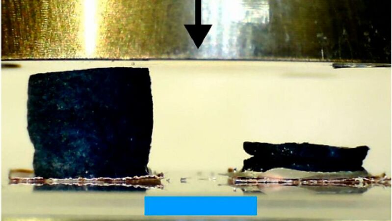 Das neuartige Material (links) besteht aus feinen, miteinander verbundenen Drähten. Es ähnelt einem Schwamm und ist mit einem nicht leitfähigen, extrem dünnen Polymerfilm beschichtet. Es ist deutlich elastischer als das unbeschichtete Material (rechts) und geht nach Belastung wieder in seinen Ausgangszustand zurück. (Maßstab in blau: 6mm)