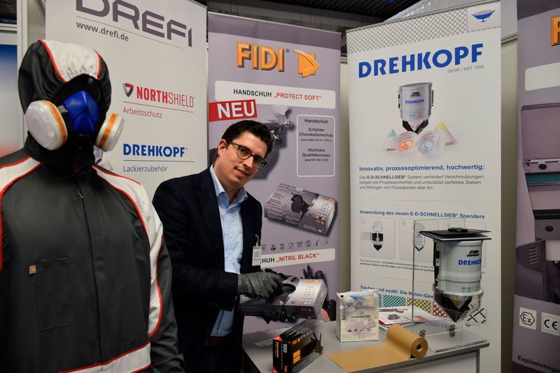 Die Drehkopf GmbH liefert dem Lackierbetrieb eine breite Auswahl von chemischen und technischen Zubehörprodukten vom Schnellsieb bis zur persönlichen Schutzausrüstung. highligt am Messestand waren die neuen Fidi-Protect Soft Nitrilhandschuhe mit erhöhtem Chemikalienschutz und hervorragendem Tastempfinden. (Holz / »kfz-betrieb«)