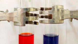 Im oxidierten Zustand ist Titan rot (links), im reduzierten blau (rechts). (AG Gansäuer, Pierre Funk/Universität Bonn)