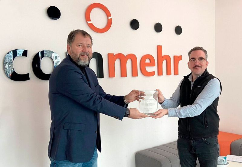 Die Auszeichnung für den „Value Added MSP Partner DACH“ bekommt die Commehr GmbH. Sebastian Back (l., Bitdefender) überreichte den Pokal Daniel Steig (Geschäftsführer Commehr). (Bitdefender)