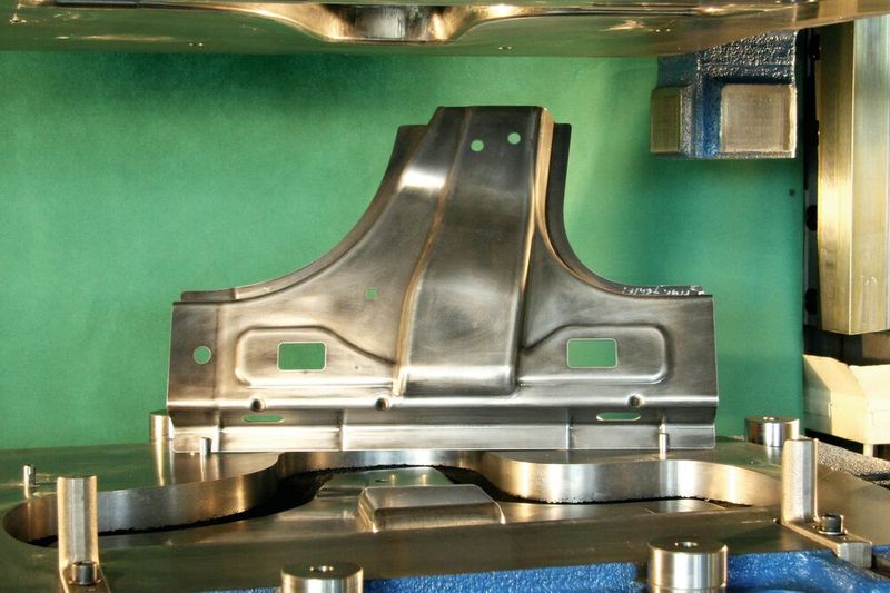 Ein typisches Presshärteteil sind B-Säulen – hier ein Säulenfuß – von heutigen Automobilen. (Bild: Fraunhofer IWU)