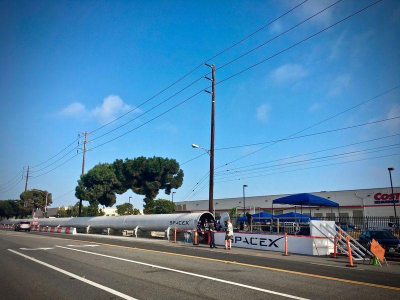 Mit 324 Stundenkilometern raste die zweite Kapsel des WARR-Hyperloop-Teams in Los Angeles durch die Teströhre auf dem Firmengelände von SpaceX.  (Warr Hyperloop/TU München)