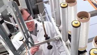 Die neuartigen biobasierten PLA-Fasern des Fraunhofer IAP machen es möglich, einen Faserverbundwerkstoff komplett aus PLA herzustellen, der leicht recycelt werden kann. (Fraunhofer IAP)