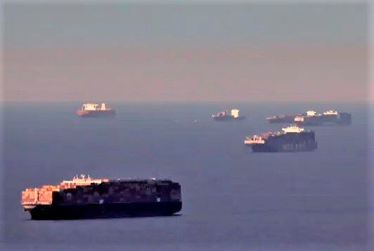 Wie das Kiel Institut für Wirtschaftsforschung (IfW) jetzt analysiert hat, ebbt der Containerschiffstau in der Deutschen Bucht offensichtlich ab – etwa 30 Prozent weniger Schiffe müssen demnach jetzt noch auf die Abfertigung warten.(Bild:  IfW)