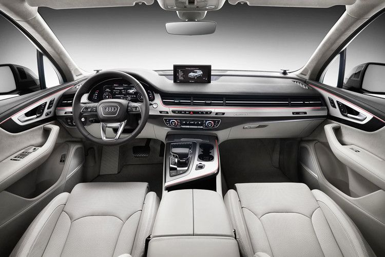 Der Innenraum wurde kräftig modernisiert: Zentrales Instrument ist nun das bereits im Sportwagen TT eingeführte virtuelle Cockpit, bei dem ein großer Bildschirm die analogen Anzeigen ersetzt und zahlreiche Zusatzinformationen bereitstellt. (Foto: Audi)