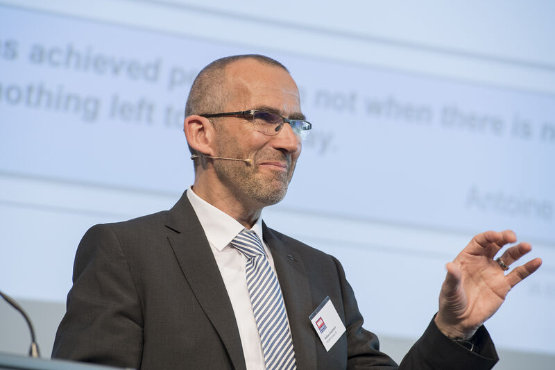 Andreas Conzelmann, Geschäftsführer Trumpf Schweiz AG, zeigte die Entwicklung des Unternehmens vom Laserhersteller zum  Lösungsanbieter und machte einen Ausblick in Richtung Serviceanbieter und dem Geschäftsmodell 