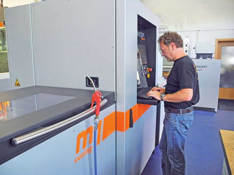 Die Lasercusing-Anlage vereinfacht die Fertigung geometrisch komplexer Werkzeugeinsätze mit konturnahen Kühlkanälen. Fertigungsflexibilität und Zeiteinsparung erleichtern Kundennähe und Termintreue. (Bild: Radig)