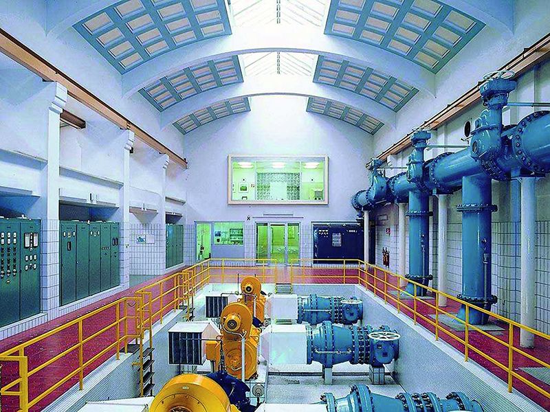 Von der Wasserkunst zum Wasserwerk (Prozess Spezial Wasser/Abwasser-Ausgabe 01/2015)Wasserkunst ist die altertümlich-historische Bezeichnung für ein Wasserwerk – viele Städte besaßen bis ins 20. Jahrhundert solche Wasserkünste. Für die allgemeine Wartung und Instandhaltung der Wasserkunst sowie des Leitungsnetzes wurde beispielsweise in der Hansestadt Wismar im 18./19. Jahrhundert tatsächlich ein „Kunstmeister“ beschäftigt. Unter Eid war er berufen, diese verantwortungsvolle Aufgabe gewissenhaft durchzuführen. Zusammen mit etlichen Gehilfen musste er das überirdische Leitungsnetz täglich kontrollieren, warten und bei Bedarf umgehend reparieren. Der „Kunstmeister“ bestimmte auch die Zeiten, zu denen Wasser durch die Leitungen lief – die Menschen der damaligen Zeit kannten den Luxus von Tag und Nacht verfügbaren Wassers nicht. Es konnte vorkommen, dass die Wasserversorgung aus wirtschaftlichen Gründen kurzzeitig ganz eingestellt wurde. Schaut man sich das schon etwas ältere Foto dieses Wasserwerks in Mannheim-Rheinau an – da spürt man noch den künstlerisch-ästhetischen Anspruch! Im Vergleich zum eher nüchternen Anblick moderner Anlagen wird unmittelbar klar, warum man früher von Wasserkunst sprach, heute hingegen ein Wasserwerk betreibt. Und aus dem Kunstmeister wurde der Wassertechniker – welch ein Verlust!Schauen Sie doch einfach mal in unsere E-Paper-Ausgabe. (MW Energie)