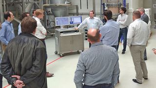 Ein Vertreter von Zeppelin erklärt die Fertigungsanlage für die Back- und Süßwarenproduktion. Aufmerksame Zuhörer sind die Vertreter der drei Softwareunternehmen. (Oliver Thiel/Zeppelin)