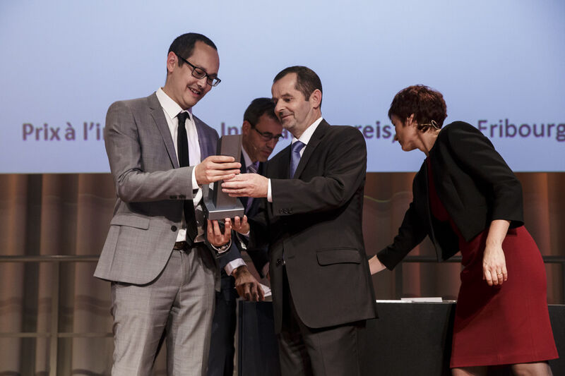 Patric Pham (à gauche) reçoit le trophée du Prix PME d’Edgar Jeitziner de la Banque Cantonale de Fribourg. (Image: Copyright Nicolas Brodard 2014)