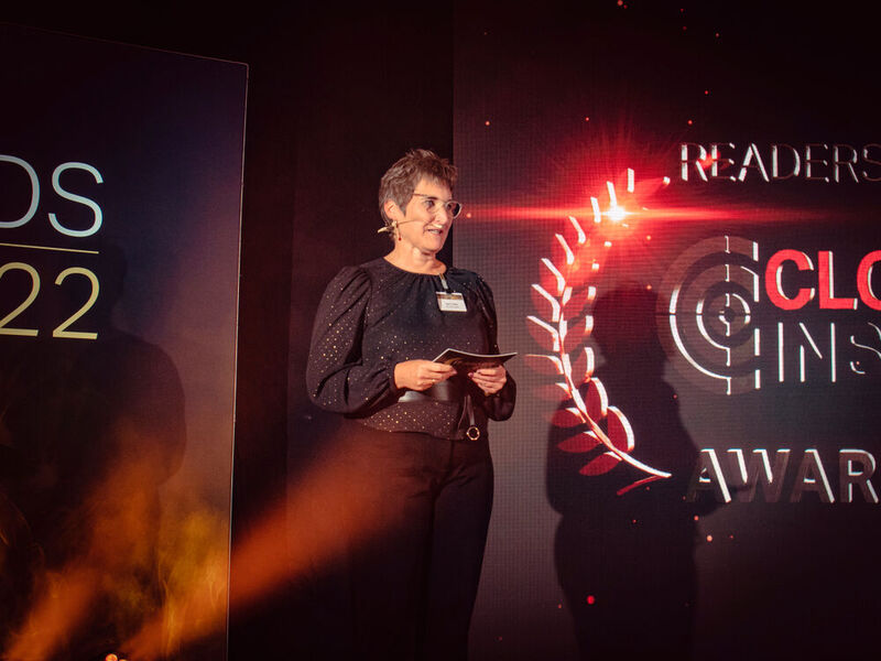Elke Witmer-Goßner, Chefredakteurin von CloudComputing-Insider, verkündet die Gewinner der IT-Awards 2022. (Bild: krassevideos.de)