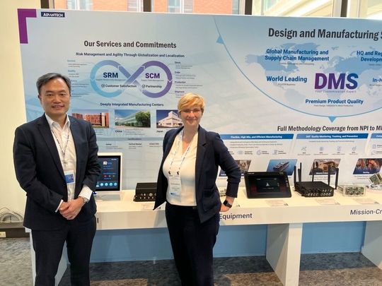 Tony Chen, VP and Head of Applied Computing Group at Advantech, with Susanne Braun.(Bild:  VCG)