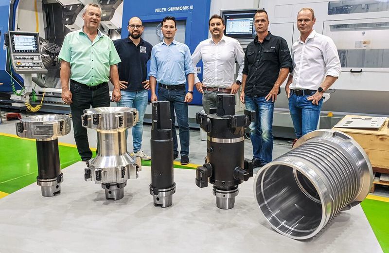 Projektteam (v. l.): Verkaufsleiter Thomas Lötzsch, Entwicklungsingenieur Technologie Christian Winkler, Projektleiter Daniel Pilz (alle Niles-Simmons), Gebietsverkaufsleiter André Ranke, Technischer Berater Axel Schwarze und Anwendungstechniker Heiko Süß 
(alle Mapal). Im Vordergrund die Innenbearbeitungswerkzeuge von Mapal  (v.l.) zum Vorschruppen, Schruppen, zur Bearbeitung der Mittenbohrung und zum Schlichten sowie das Werkstück. 
 (Mapal)