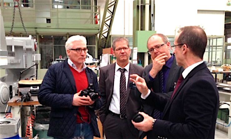 Konzeptphase (v.l.n.r.): Salvatore Mungo, Peter Schweizer, Peter Hartmann von der Pyropac AG und André Huber, Vertriebsleiter Salvagnini, während der Projektierung des flexiblen Metallverarbeitungssystems (FMS). (Salvagnini)